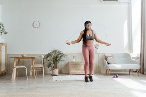 Τι είναι το «cozy cardio», η ήπια τάση γυμναστικής που γίνεται στο σπίτι;