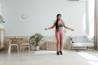 Τι είναι το «cozy cardio», η ήπια τάση γυμναστικής που γίνεται στο σπίτι;