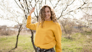 Τα πουλόβερ της άνοιξης: 10 προτάσεις για να ανανεώσεις τα outfits σου χωρίς να κρυώνεις (ή να ζεσταίνεσαι)