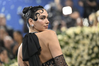PSA: H Dua Lipa μόλις επικύρωσε το “Showgirl Orange”