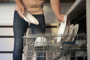 Πρέπει ή δεν πρέπει να ξεπλένεις τα πιάτα πριν τα βάλεις στο πλυντήριο;