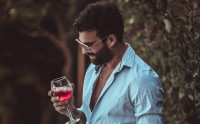 Δημήτρης Αλεξάνδρου: Πολυτέλεια για εκείνον δεν είναι τα πεντάστερα αλλά...