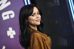 Η Jenna Ortega είναι αγνώριστη με τα νέα ξανθά φρύδια της
