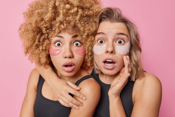 Wrinkle patches: Το TikTok ανακάλυψε το beauty trend που υπάρχει… από το 1889