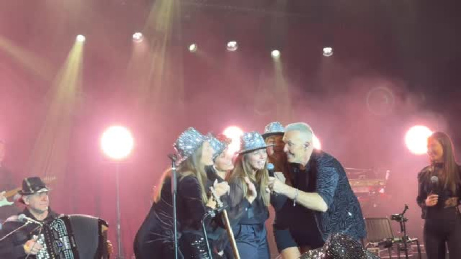 Στέλιος Ρόκκος: Ανέβασε στη σκηνή τις κολλητές της γυναίκας του να τραγουδήσουν μαζί του. Τι; Αυτό που μπορούσαν