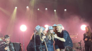 Στέλιος Ρόκκος: Ανέβασε στη σκηνή τις κολλητές της γυναίκας του να τραγουδήσουν μαζί του. Τι; Αυτό που μπορούσαν