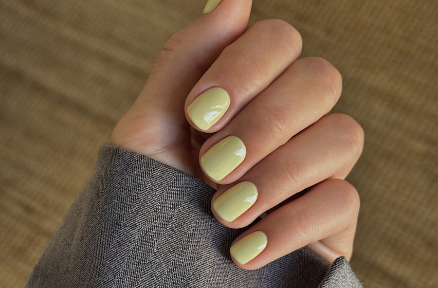 «Recession nails»: Γιατί τα κοντά νύχια κάνουν δυναμικό comeback το 2026