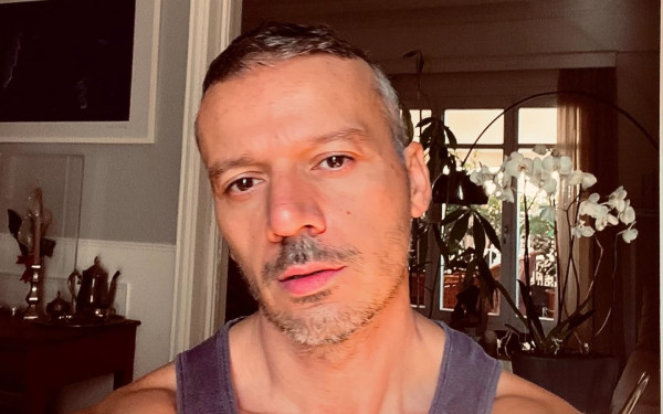 Γιώργος Νανούρης: Το Χριστουγεννιάτικο δέντρο του, του βγήκε στραβό κι αποφάσισε να το αποδεχτεί (αν και σκέφτηκε να το διορθώσει)