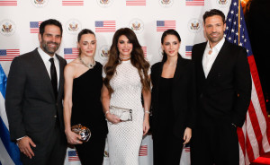 Gala για την προβολή του ντοκιμαντέρ Melania: Λαλίστατη η Κίμπερλι Γκίλφοϊλ, από την πίσω πόρτα ο Αργυρός