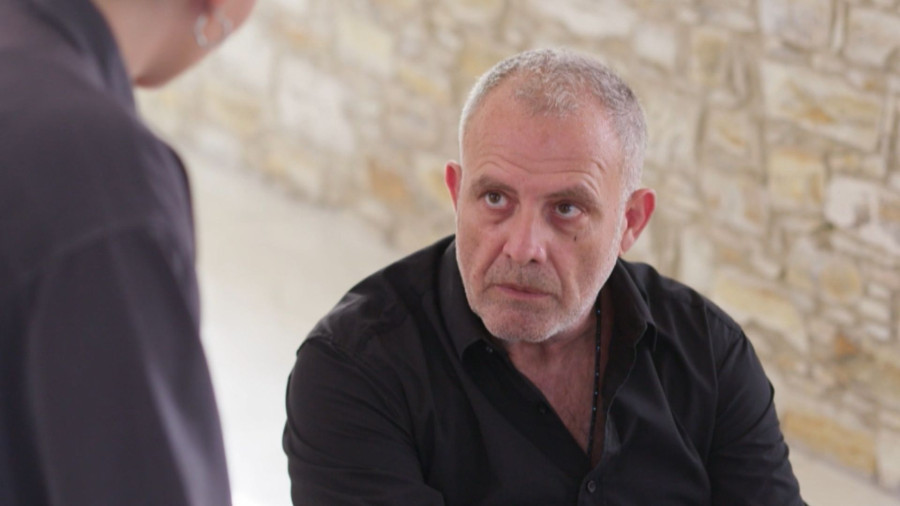 Η γη της ελιάς: Ο Στάθης υποκύπτει στις πιέσεις της Αλεξάνδρας ενώ άγνωστος βγάζει όπλο στο πάρτι της Μαλένας