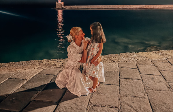 Μαρία Ηλιάκη: Το άλμπουμ με την κόρη της από τη Φαλάσαρνα θα μπορούσε να είναι editorial σε περιοδικό