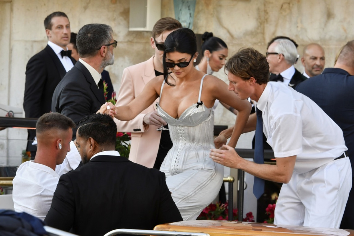 Η Kylie Jenner συνδύασε το μικροσκοπικό πουά μπικίνι της με το “Gen Z Tuck”