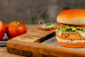 Ζουμερό burger κοτόπουλου με τυριά και πράσο