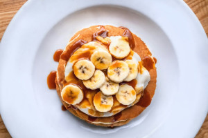 Pancakes με ταχίνι και μπανάνα: Η πιο νόστιμη συνταγή χωρίς ζάχαρη
