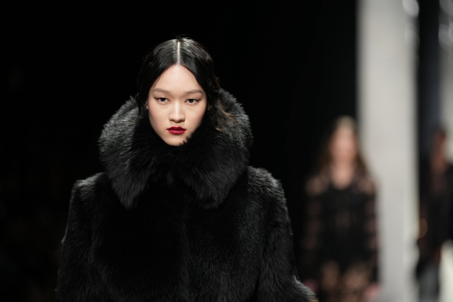 “Iced berry” lips: Η glossy τάση από τις πασαρέλες που υιοθετούμε τώρα