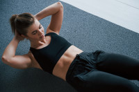 Τι είναι το Dragon Flag, η άσκηση (καλύτερη από τη σανίδα) που υπόσχεται ατσάλινα abs;