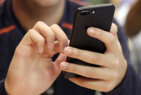 Digital detox: Γιατί όλο και περισσότεροι νέοι αφήνουν τα «έξυπνα» κινητά στην άκρη;
