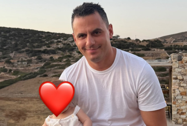 Παναγιώτης Κουτσουμπής: Η φωτογραφία με την κόρη του κάνοντας baby swimming και το τρυφερό σχόλιο της μαμάς Κατερίνας