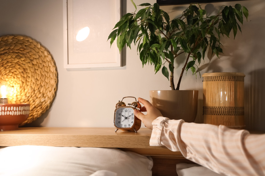 7 πράγματα που κάνουν οι οργανωμένοι άνθρωποι κάθε βράδυ στο σπίτι (και ξυπνούν χωρίς χάος)