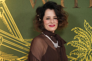 Το φωτεινό πορτοκαλί μανικιούρ της Parker Posey μας δημιουργεί την ανάγκη για διακοπές