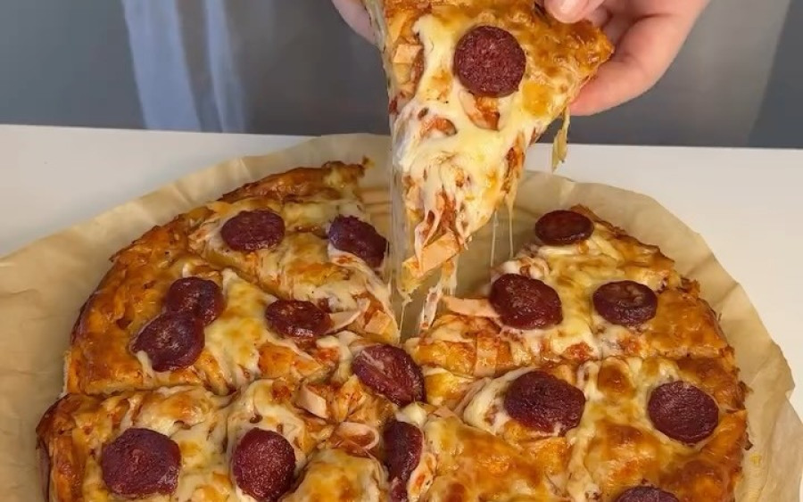 Πανεύκολη πίτσα με τορτίγιες έτοιμη σε λίγα λεπτά