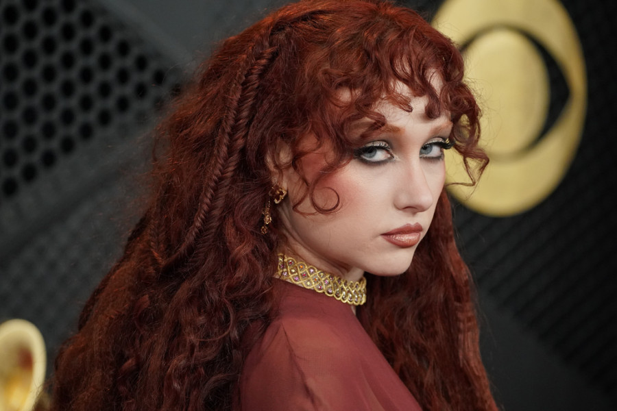 Chappell Roan στα Grammys: Το (λιγότερο επώδυνο απ’ όσο φαίνεται) μυστικό πίσω από το «τόπλες» look της