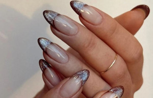 Glittery French Mani: Η τάση που θα μας συντροφεύει μέχρι τα Χριστούγεννα