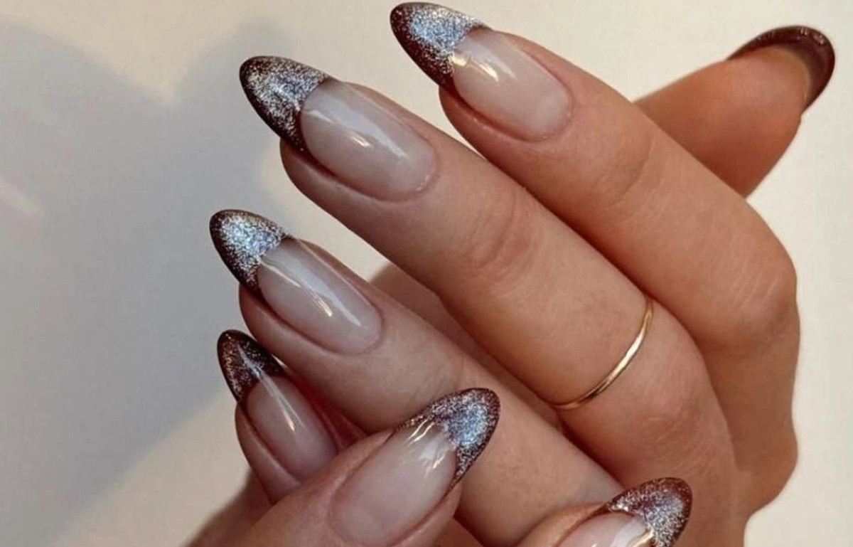 Glittery French Mani: Η τάση που θα μας συντροφεύει μέχρι τα Χριστούγεννα