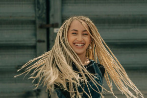 Eurovision 2026: Monroe: Από τη Γιούτα και τους Μορμόνους στη Γαλλία και την Ευρωπαϊκή σκηνή