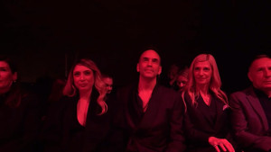 Πάνος Μουζουράκης: Με τη Μαριλού Κόζαρη στην AFW - Το «βραχυκύκλωμα» με τη ρεπόρτερ και η επική δήλωση για τα ρούχα του