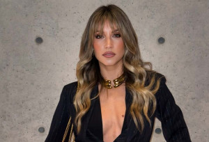 Αθηνά Οικονομάκου: Στην Εβδομάδα Μόδας του Μιλάνου με κοστούμι Στέλιου Κουδουνάρη που έκλεψε τις εντυπώσεις