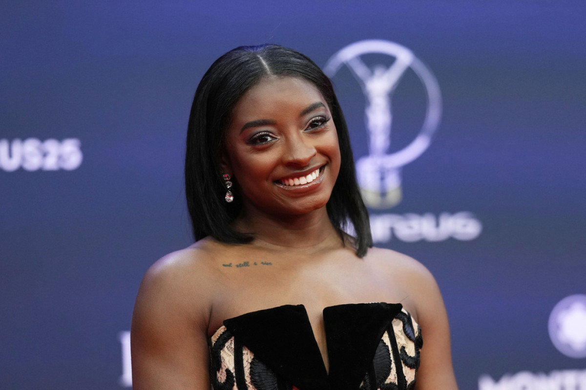 Χωρίς αμφιβολία, η Simone Biles είναι γεννημένη για να φοράει το updo της Pam Anderson