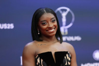 Χωρίς αμφιβολία, η Simone Biles είναι γεννημένη για να φοράει το updo της Pam Anderson