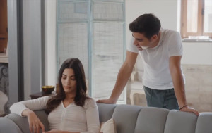 Η γη της ελιάς: Η Φρύνη προσπαθεί να κρύψει την απιστία της από τον Παρασκευά