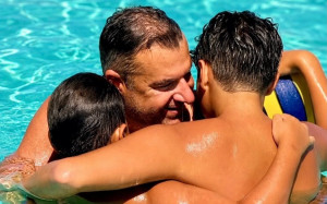 Γιώργος Λιάγκας: Το τρολάρισμα για την τέντα στη Ρήνεια και τα δυο δελφίνια που τους έκαναν παρέα