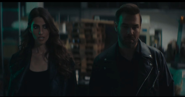 Γιώργος Σαμπάνης - Ιωάννα Σαρρή: Γίνονται... Mr &amp; Mrs Smith στο νέο βιντεοκλίπ του τραγουδιστή!