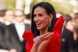 Η Demi Moore βάζει φωτιά στο κόκκινο χαλί των Καννών με κατακόκκινη εντυπωσιακή δημιουργία