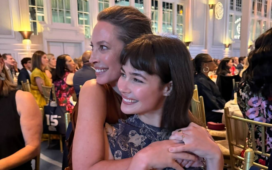 Η Christy Turlington γιορτάζει την αποφοίτηση της κόρης της, Grace Burns