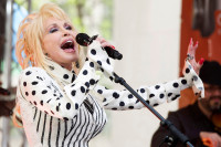 Dolly Parton: Μπορεί να πέθανε, αλλά το τελευταίο μουσικό «ραντεβού» της είναι ήδη κλεισμένο για το 2046