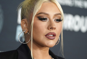 Η Christina Aguilera φόρεσε ένα γιορτινό μίνι για τα 45α γενέθλιά της