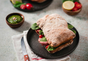 Ξέρεις πόσο εύκολο είναι να φτιάξεις τσιαπάτα; Χωρίς ζύμωμα, το πιο αφράτο ψωμάκι για σάντουιτς!