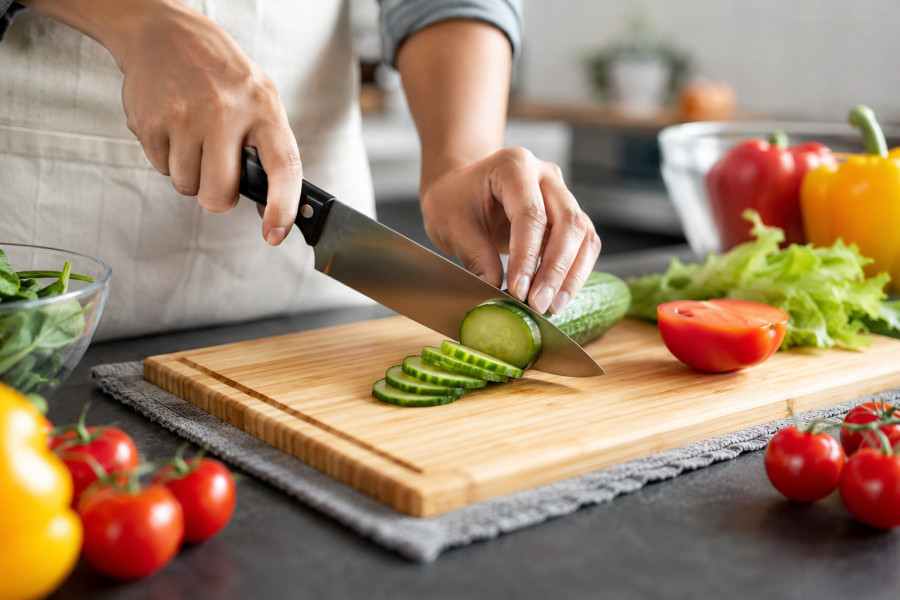 Το kitchen trick που θα σε βοηθήσει να κόβεις φρούτα και λαχανικά πιο εύκολα