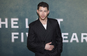 Nick Jonas: Η συνήθεια που έχει στην κρεβατοκάμαρα και διχάζει τους fans του