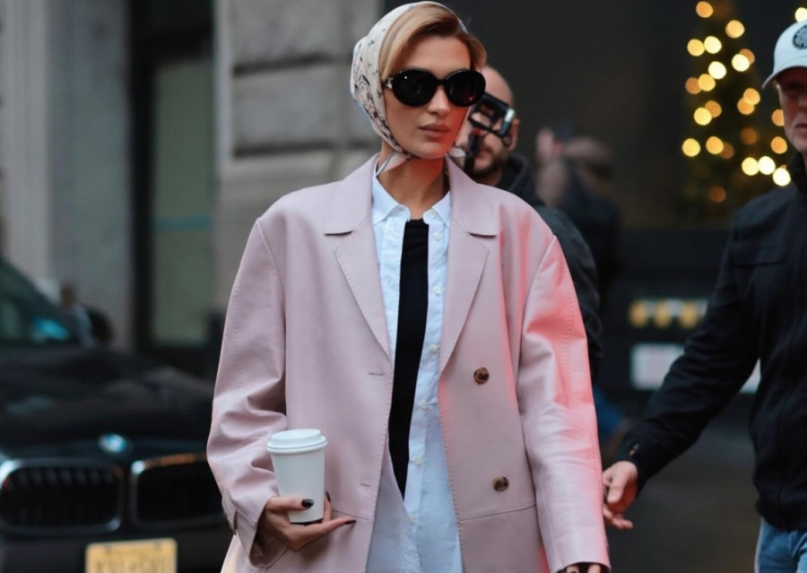 Στους δρόμους της Νέας Υόρκης, η Bella Hadid αναβιώνει το αγαπημένο αξεσουάρ μαλλιών της Grace Kelly