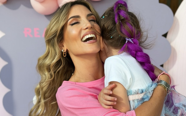 Αθηνά Οικονομάκου: Απαντά σε όσους της γράφουν οτι παραμελεί τα παιδιά της και εξηγεί γιατί δεν τα δείχνει