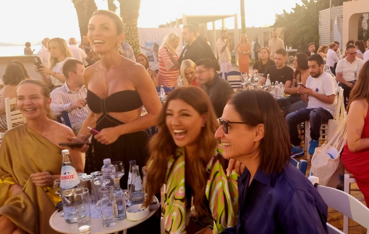 'Ελενα Παπαρίζου: Number One και στον Ικαριώτικο! Έσκισε! (Αποκλειστικό βίντεο)
