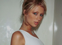 Η εμβληματική φόρμα των 00s, που έκανε διάσημη η Paris Hilton, επιστρέφει δυναμικά