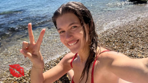 Κλέλια Ανδριολάτου: Με μαγιό το πρωί, με κασκόλ και παλτό το βράδυ