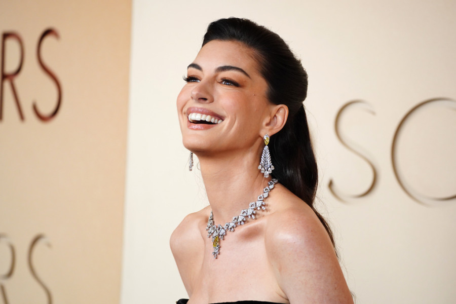 Η Anne Hathaway αναβιώνει το εμβληματικό look της Miranda Priestly με μια εντυπωσιακή δημιουργία Valentino