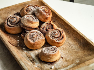 Τα πιο αφράτα cinnamon rolls: Η συνταγή που μοσχοβολά φθινόπωρο